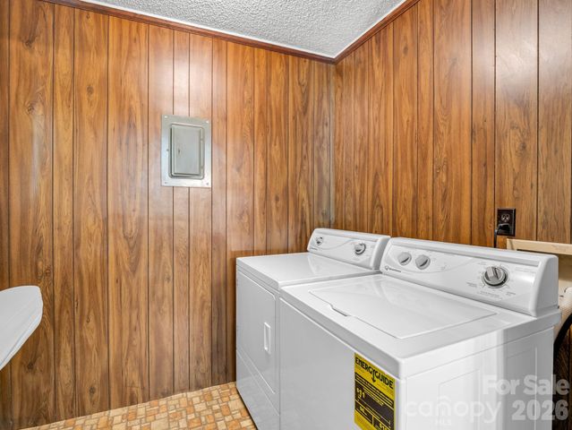121 Greenfield Lane, Hendersonville, NC 28792