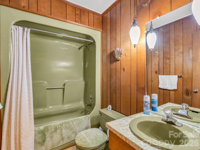 121 Greenfield Lane, Hendersonville, NC 28792