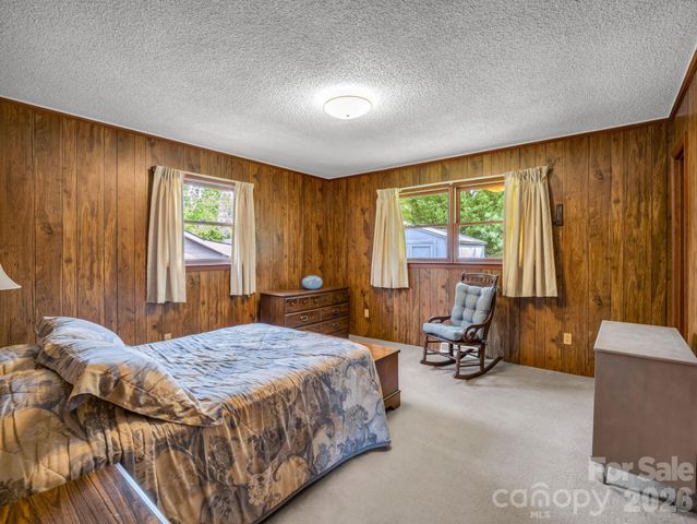 121 Greenfield Lane, Hendersonville, NC 28792