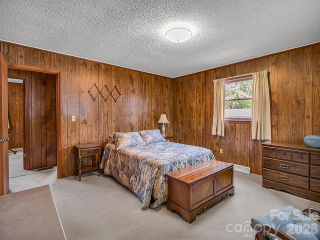 121 Greenfield Lane, Hendersonville, NC 28792