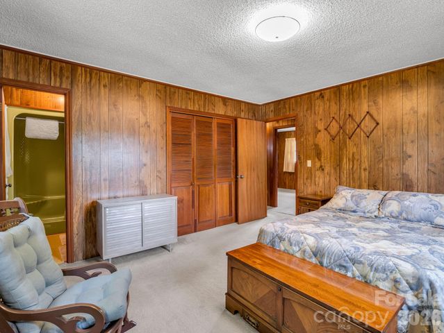 121 Greenfield Lane, Hendersonville, NC 28792