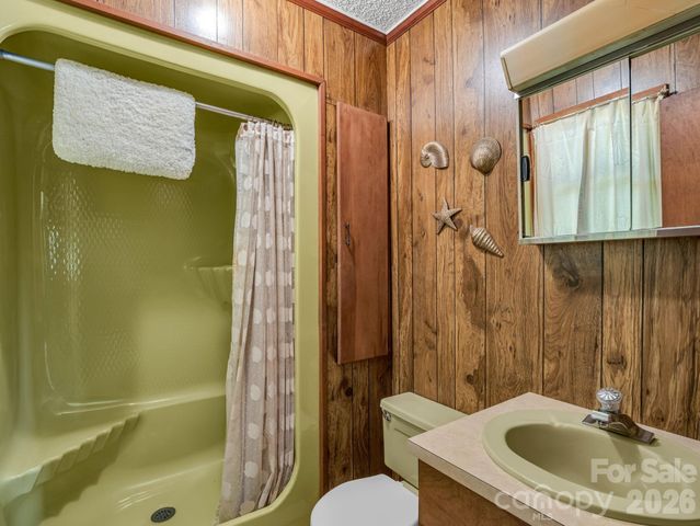 121 Greenfield Lane, Hendersonville, NC 28792