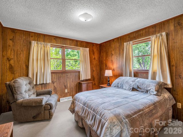 121 Greenfield Lane, Hendersonville, NC 28792