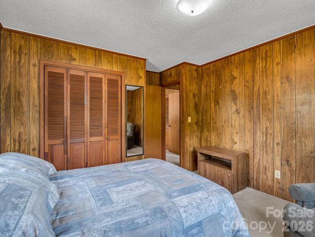 121 Greenfield Lane, Hendersonville, NC 28792