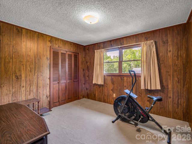 121 Greenfield Lane, Hendersonville, NC 28792