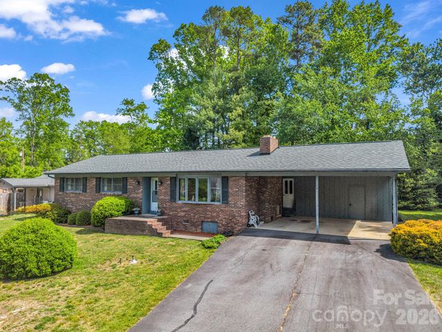 121 Greenfield Lane, Hendersonville, NC 28792