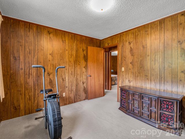 121 Greenfield Lane, Hendersonville, NC 28792