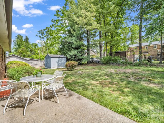 121 Greenfield Lane, Hendersonville, NC 28792