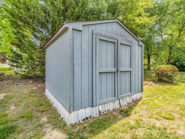 121 Greenfield Lane, Hendersonville, NC 28792