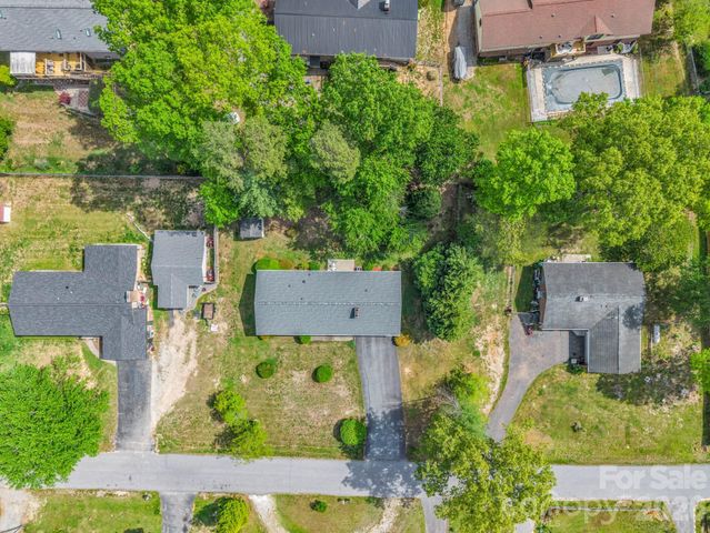 121 Greenfield Lane, Hendersonville, NC 28792