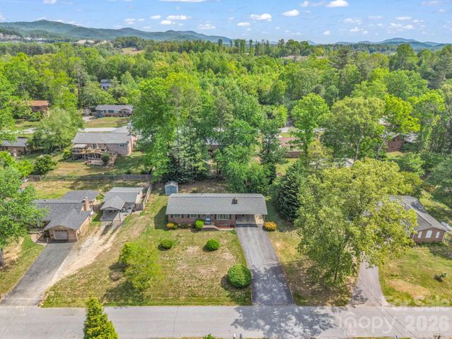 121 Greenfield Lane, Hendersonville, NC 28792