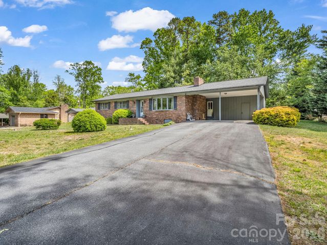 121 Greenfield Lane, Hendersonville, NC 28792