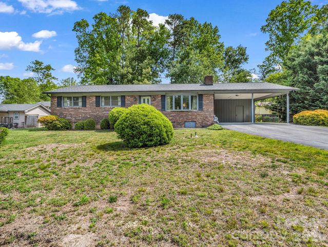 121 Greenfield Lane, Hendersonville, NC 28792