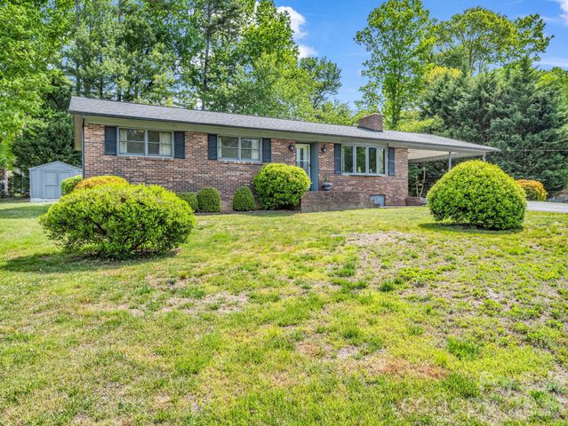 121 Greenfield Lane, Hendersonville, NC 28792