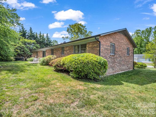 121 Greenfield Lane, Hendersonville, NC 28792