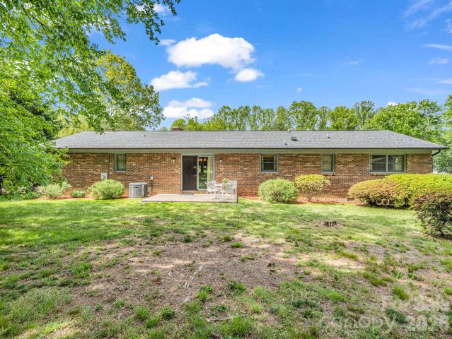121 Greenfield Lane, Hendersonville, NC 28792