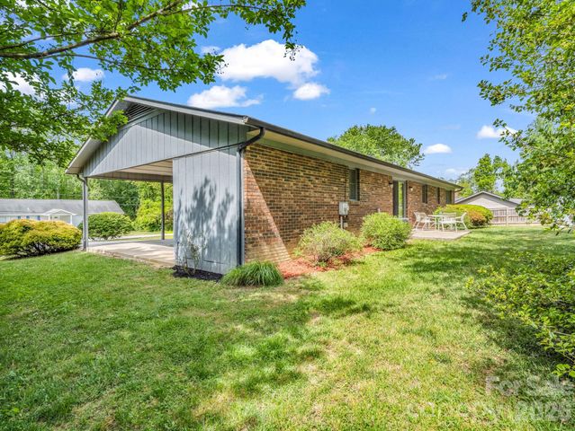 121 Greenfield Lane, Hendersonville, NC 28792