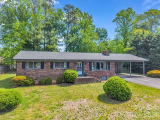 121 Greenfield Lane, Hendersonville, NC 28792