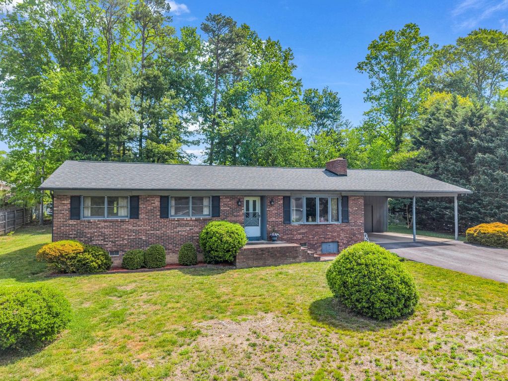 121 Greenfield Lane, Hendersonville, NC 28792