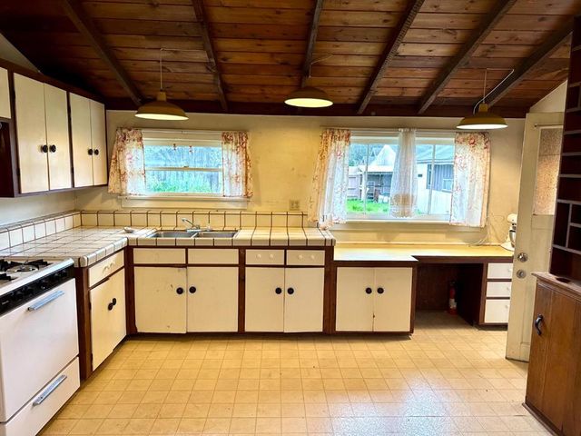 2 3rd Avenue, Davenport, CA 95017