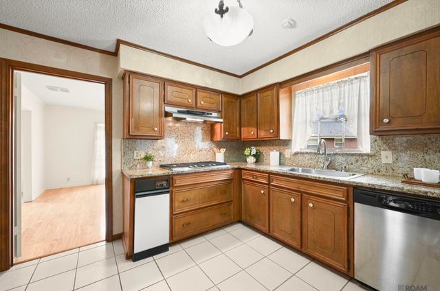 12101 Lake Ladare Ave, Baton Rouge, LA 70816