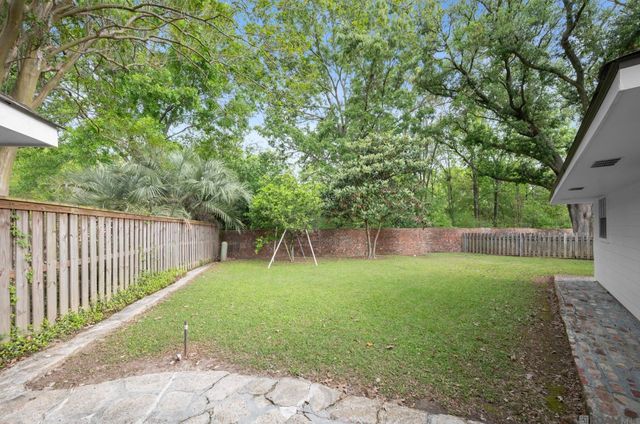 12101 Lake Ladare Ave, Baton Rouge, LA 70816