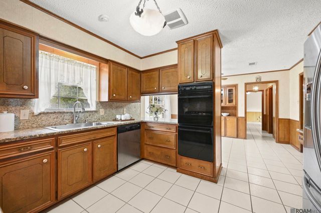 12101 Lake Ladare Ave, Baton Rouge, LA 70816