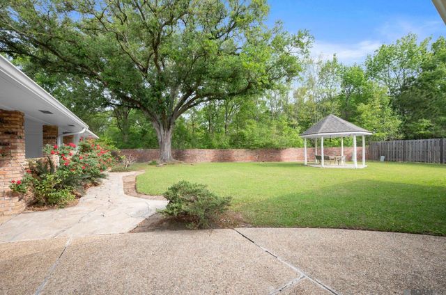 12101 Lake Ladare Ave, Baton Rouge, LA 70816