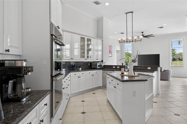 1396 Victoria Isle Dr, Weston, FL 33327