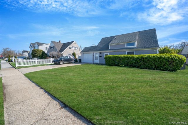 45 Cobalt Lane, Westbury, NY 11590