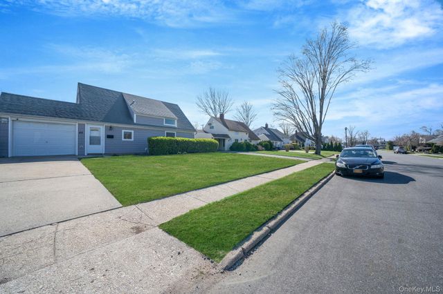 45 Cobalt Lane, Westbury, NY 11590