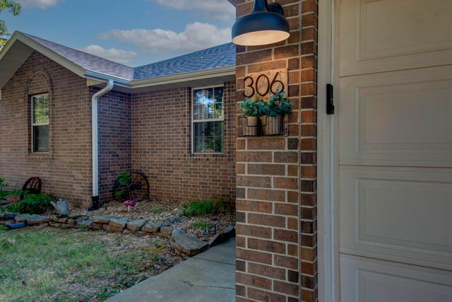 306 S Dexter Avenue, Springfield, MO 65802