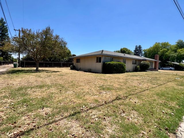 2300 14th Avenue, Kingsburg, CA 93631