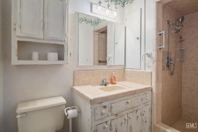 450 Atlantic Avenue, Shafter, CA 93263