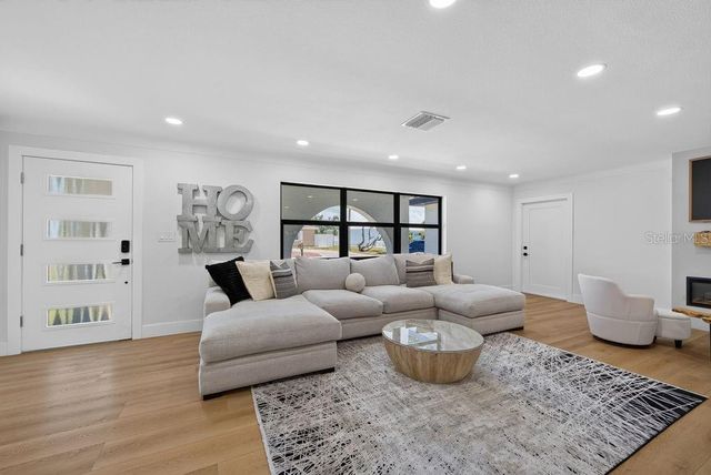 6196 44TH AVENUE N, St Petersburg, FL 33709