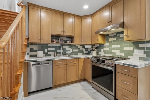 639 S Broad St, Elizabeth City, NJ 07202