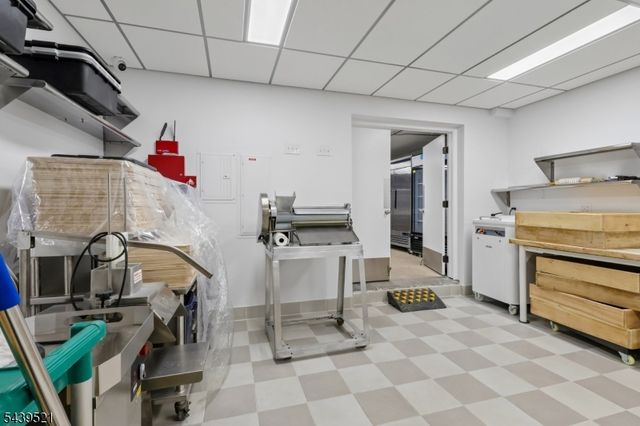 639 S Broad St, Elizabeth City, NJ 07202