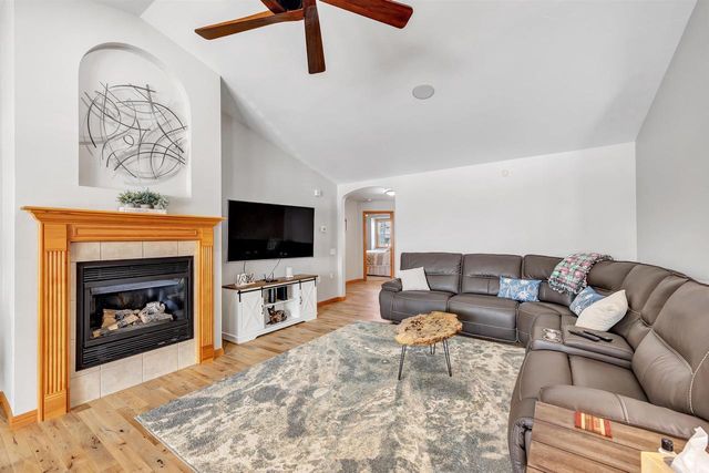 1495 SNOWSHOE TRAIL, Suamico, WI 54173