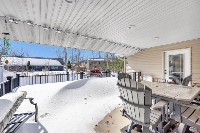 1495 SNOWSHOE TRAIL, Suamico, WI 54173