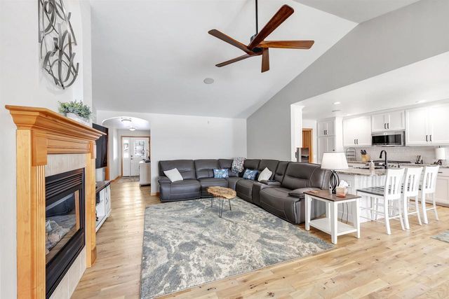 1495 SNOWSHOE TRAIL, Suamico, WI 54173