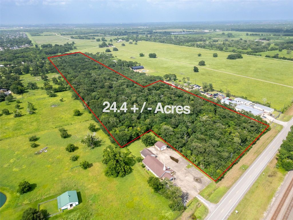 Image 3 of property listing at 8915 Fm 2759 Road, Richmond, TX 77469