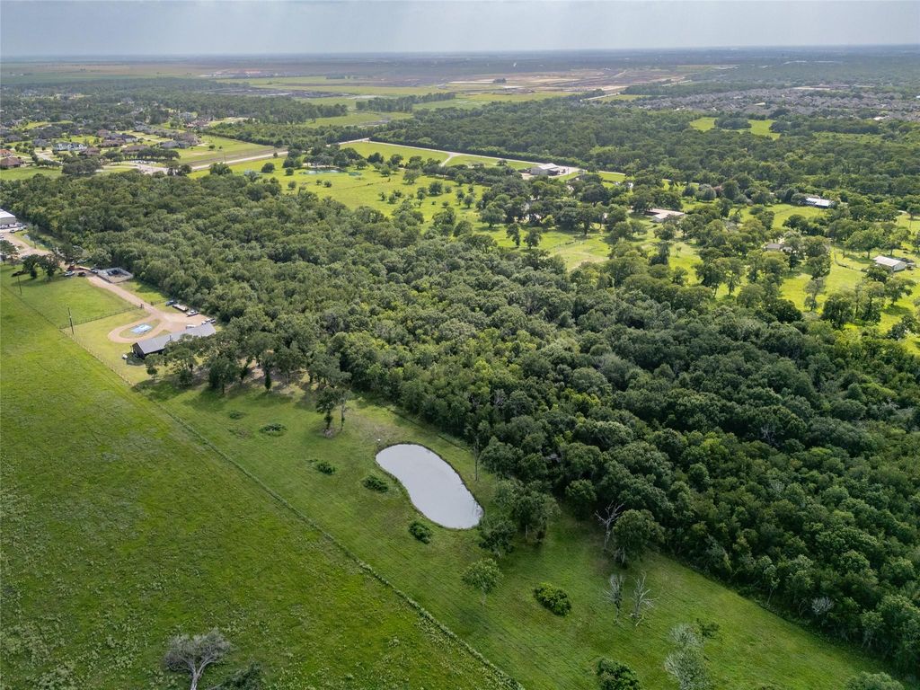 Image 4 of property listing at 8915 Fm 2759 Road, Richmond, TX 77469