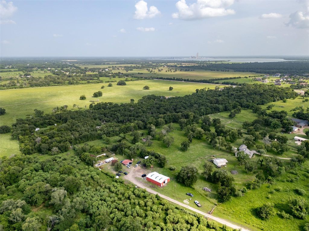Image 7 of property listing at 8915 Fm 2759 Road, Richmond, TX 77469