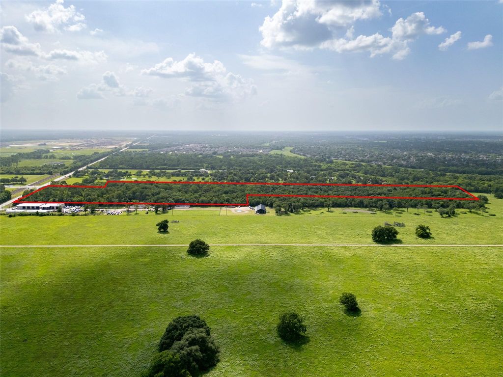 Image 8 of property listing at 8915 Fm 2759 Road, Richmond, TX 77469