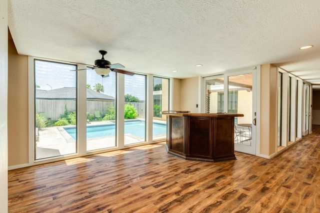 47 Colony Park Circle, Galveston, TX 77551
