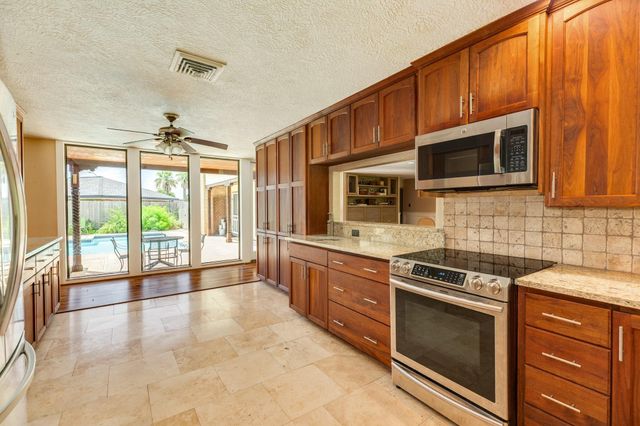 47 Colony Park Circle, Galveston, TX 77551