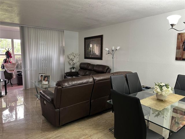 8021 N Sunrise Lakes Dr 101, Sunrise, FL 33322