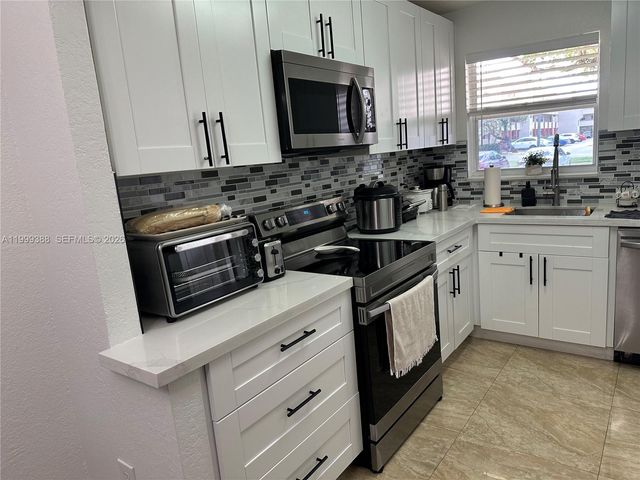 8021 N Sunrise Lakes Dr 101, Sunrise, FL 33322