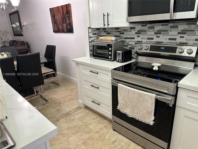 8021 N Sunrise Lakes Dr 101, Sunrise, FL 33322