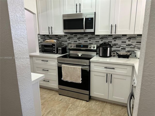 8021 N Sunrise Lakes Dr 101, Sunrise, FL 33322